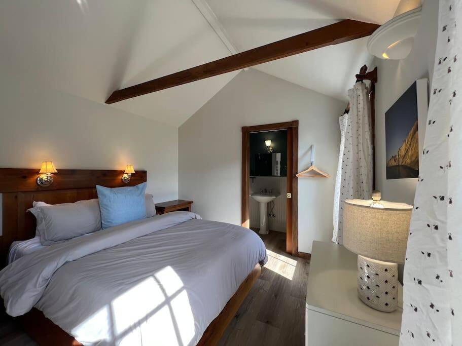 Boathouse Cottage Пойнт Арина Екстериор снимка